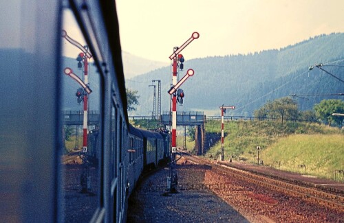 Himmelreich_Bahnhof_1967_E_44_Eilzug_Flugelsignal.jpg