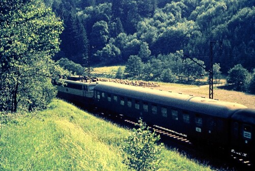 E_10.3-Rheingold_Lackierung_Hirschsprung_Bahnhof_Hollentalbahn.jpg