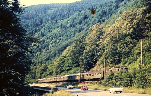 Hollentalbahn_E_40_D-Zug_Hirschsprung_Bahnhof_Signal_Oberleitung_1967.jpg