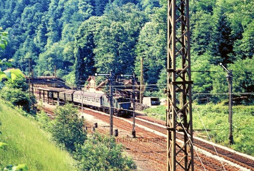 Hollentalbahn_E_44_Hirschsprung_Bahnhof_Signal_Oberleitung_1967-1.jpg