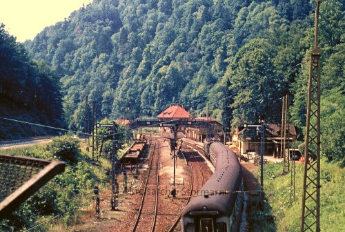 Hollentalbahn_Hirschsprung_Bahnhof_Signal_Oberleitung_1967_Weichen_Gleisanlagen-1.jpg