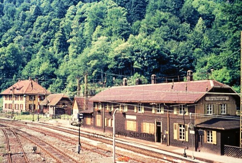 Hollentalbahn_Hirschsprung_Bahnhof_Signal_Oberleitung_1967_Weichen_Gleisanlagen-3.jpg