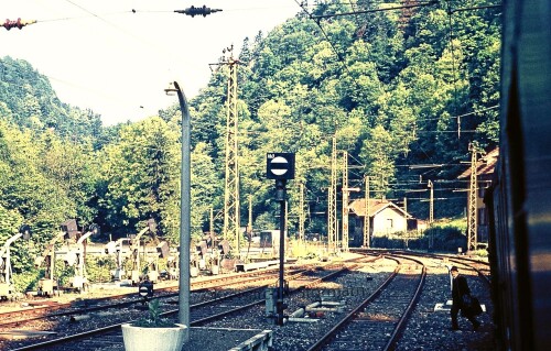 Hollentalbahn_Hirschsprung_Bahnhof_Signal_Oberleitung_1967_Weichen_Gleisanlagen-4.jpg