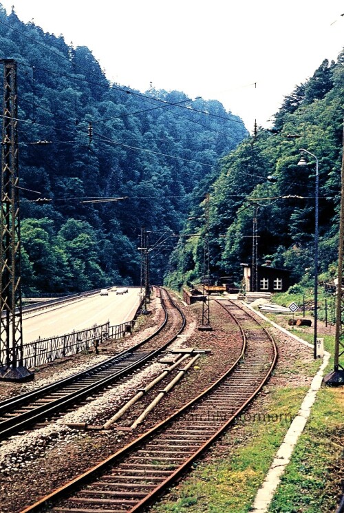 Hollentalbahn_Hirschsprung_Bahnhof_Signal_Oberleitung_1967_Weichen_Gleisanlagen-6.jpg