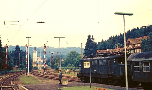 BR145_Bahnhof_Titisee_Schwarzwald_E-Lok_DB_Deutsche_Bundesbahn_1973_Umbauwagen_Epoche_3_a.jpg