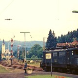 BR145_Bahnhof_Titisee_Schwarzwald_E-Lok_DB_Deutsche_Bundesbahn_1973_Umbauwagen_Epoche_3_a