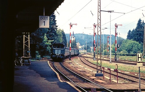 BR_145_168_E_44_Nachspann_Schublok_Eilzug_Hollentalbahn_Titisee_Bahnhof_Schienen_Schneepflug_1972_DB_Deutsche_Bundesbahn.jpg