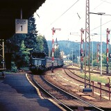 BR_145_168_E_44_Nachspann_Schublok_Eilzug_Hollentalbahn_Titisee_Bahnhof_Schienen_Schneepflug_1972_DB_Deutsche_Bundesbahn