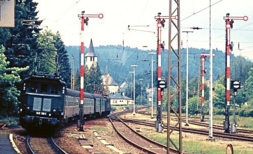 BR_145_168_E_44_Nachspann_Schublok_Eilzug_Hollentalbahn_Titisee_Bahnhof_Schienen_Schneepflug_1972_DB_Deutsche_Bundesbahn_a.jpg