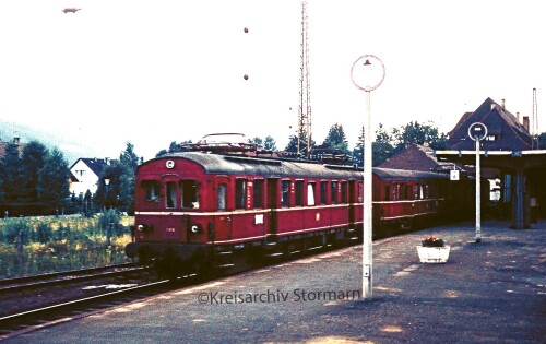 ET_85_BR_485_Triebzug_Triebwagen_Titisee_Bahnhof_Bahnsteig_1967.jpg