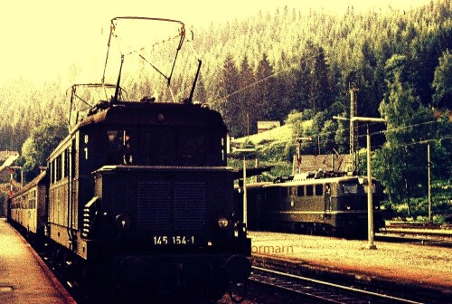 BR_145_154_E44_E10_BR110_Bahnhof_Neustadt_Schwarzwald_E-Lok_DB_Deutsche_Bundesbahn_1974_da.jpg