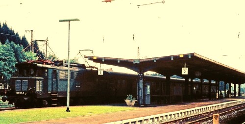 BR_145_167_E45_Bahnhof_Neustadt_Schwarzwald_E-Lok_DB_Deutsche_Bundesbahn_1974.jpg