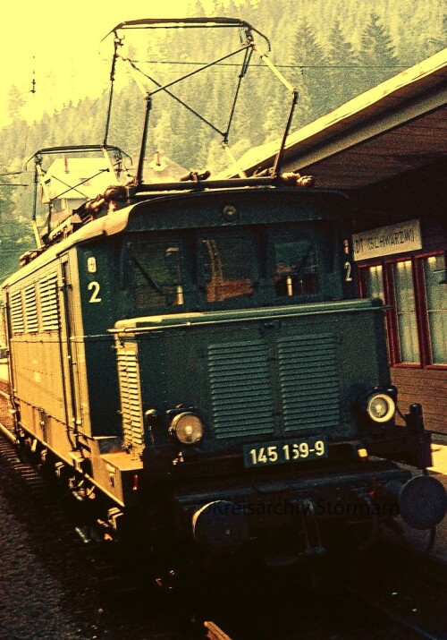 BR_145_169_Neustadt_Schwarzwald_Hollentalbahn_Bahnhof_Eilzug.jpg