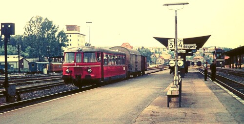 Donaueschingen_Bahnhof_1967_MAN_Schienenbus_Flugelsignal_Gleis_Anlagen.jpg