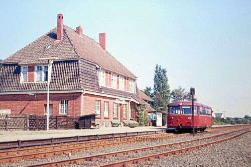 Bahnhof_Niendorf_Ostsee_1974_Travemunde_LBE_Schienenbus_VT_798_Uerdinger-1.jpg
