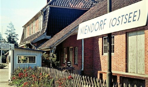 Bahnhof_Niendorf_Ostsee_1974_Travemunde_LBE_Schienenbus_VT_798_Uerdinger-2.jpg