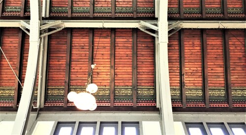 Bahnhof_Travemunde_Strand_2020_Mai_Dach_Konstruktion_Jugendstil_Details_bunte_Fenster-1.jpg