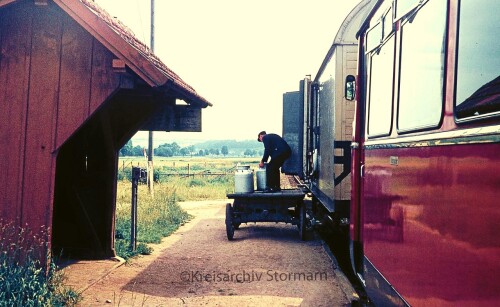 Furtwangen_Bahnhof_1967_VT_25_MEG_Milchverladung_MAN_Triebwagen_Schienenbus-1.jpg