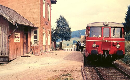 Furtwangen_Bahnhof_1967_VT_25_MEG_Milchverladung_MAN_Triebwagen_Schienenbus-2.jpg