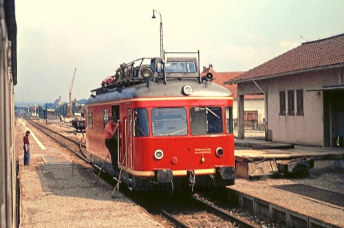 Loffingen_Bahnhof_BR_701_rot_Turmtriebwagen_1973-1.jpg