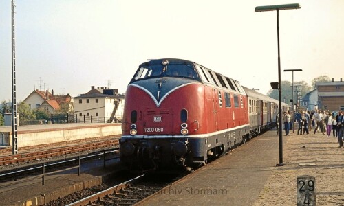 BR_220_050_Eilzug_Molln_Bahnhof_1980_Silberlinge-2.jpg
