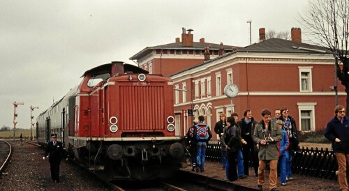 DAB_6_Doppelstockwagen_LBE_Lubbeck_Buchener-Eisenbahn_Ratzeburg_Bahnhof_1980_V_100_BR_212_rot_purpurrot-1.jpg