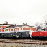 DAB_6_Doppelstockwagen_LBE_Lubbeck_Buchener-Eisenbahn_Ratzeburg_Bahnhof_1980_V_100_BR_212_rot_purpurrot-2