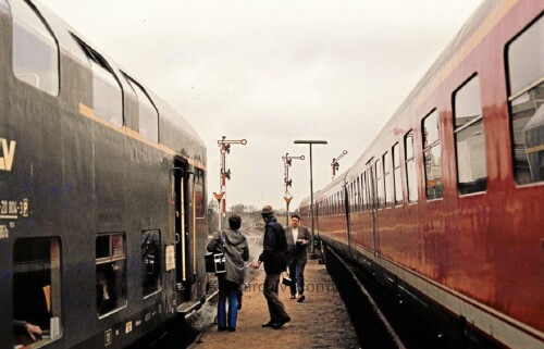 DAB_6_VT_08.5-Doppelstockwagen_LBE_Lubbeck_Buchener-Eisenbahn_Ratzeburg_Bahnhof_1980_V_100_BR_212_rot_purpurrot_Somderfahrt.jpg