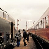 DAB_6_VT_08.5-Doppelstockwagen_LBE_Lubbeck_Buchener-Eisenbahn_Ratzeburg_Bahnhof_1980_V_100_BR_212_rot_purpurrot_Somderfahrt
