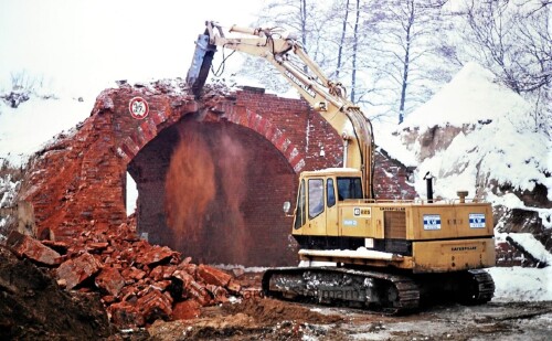 Kaiserbahn_Abbau_Eisenbahnbrucke_Abris_Bagger_Liebherr_1981_Mollner_Landstrase.jpg