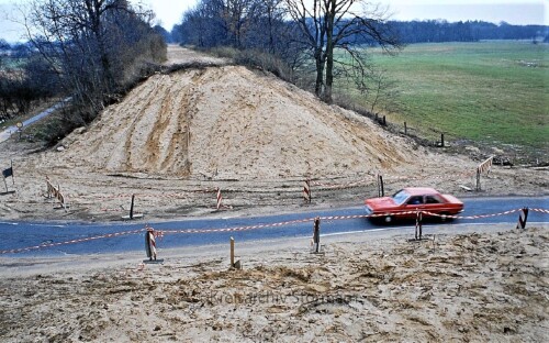 Kaiserbahn_Abgebaute_Eisenbahnbrucke_Abris_Bagger_Liebherr_1982_Mollner_Landstrase.jpg