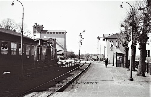 Ratzeburg_Bahnhof_1966_V_100_BR_212_Mitteleinstiegswagen.jpg