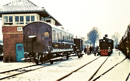 Ratzeburg_Bahnhof_1973_Dampflok_historischer_Zug_historische_Fahrt_DB_Winter_Schnee-1.jpg