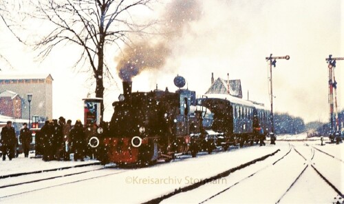 Ratzeburg_Bahnhof_1973_Dampflok_historischer_Zug_historische_Fahrt_DB_Winter_Schnee-5.jpg