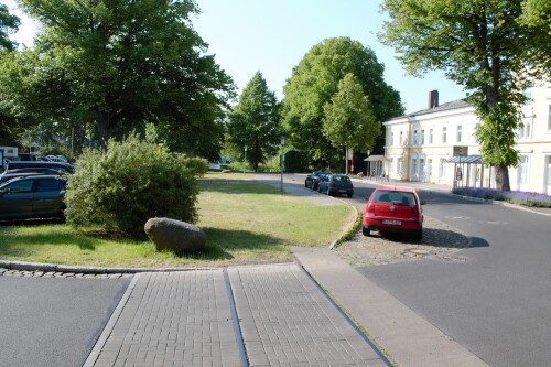 Ratzeburg_Bahnhof_Vorplatz_Rest_Schiene_Kaiserbahn_2023_Juni-3.jpg