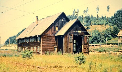 Seebrugg_Bahnhof_1967_Lokschuppen_aus_Holz_Bretter.jpg