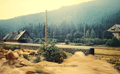 Seebrugg_Bahnhof_Hollentalbahn_1967_UIC_grun_D-Zug_Wagen.jpg