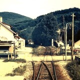 1972_BahnStrecke_Eisenbahnstrecke_Ottenhofen-Achern_VW_411_Variant_blau