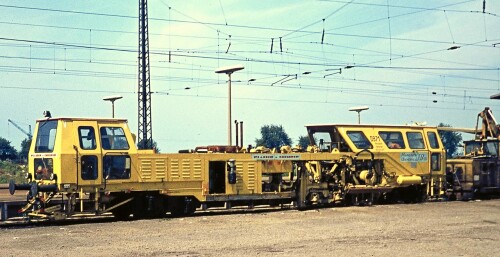 Achern_Bahnhof_1972_Schienenstopfmaschine.jpg