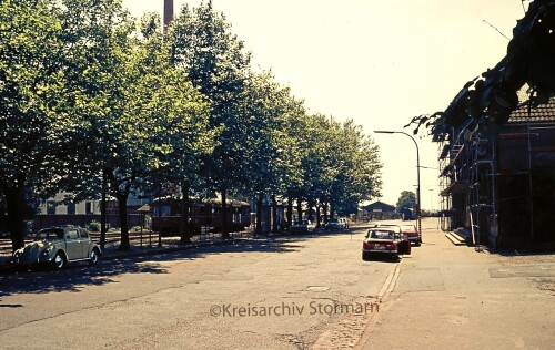 Achern_Bahnhof_1972_Triebwagen_VW_Kafer_Baumallee.jpg