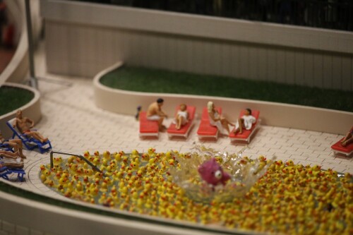Monaco_Miniaturwunderland_Miwula_H0_Park_Schlospark_Rubber_duck_Quietscheentchen_Teich-3.jpg