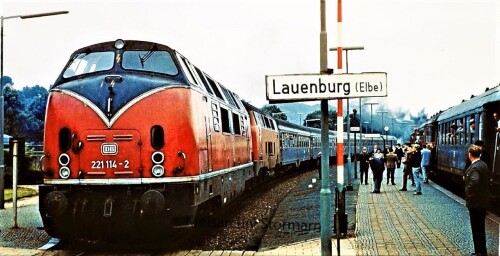 1969_BR_220_BR_216_Lollo_V200_Lauenburg_Bahnhof_Bahnsteig_Eilzug_Doppelspann-1.jpg