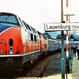 1969_BR_220_BR_216_Lollo_V200_Lauenburg_Bahnhof_Bahnsteig_Eilzug_Doppelspann-1