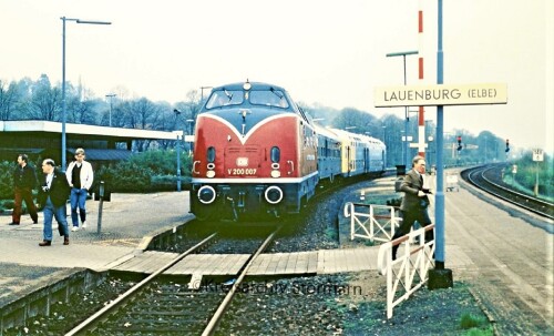 1987_BR_220_007_LBE_Doppelstockwagen_DAB_8_Lubeck_Buchener_Eisenbahn_Lauenburg_Banhof.jpg