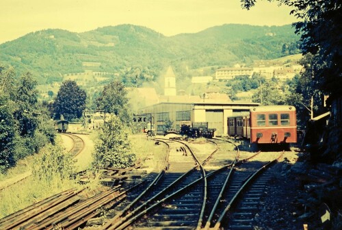 Achertalbahn_Ottenhofen_Bahnhof_1972_historischer_Triebzug_im_BW_SWEG_Lokschuppen-1.jpg