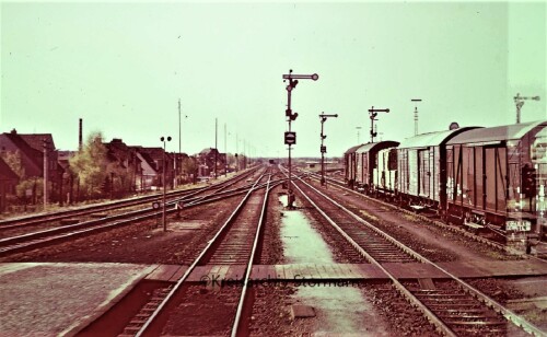 Buchen_Bahnhof_1966_Blickrichtung_Hamburg_Guterzug_innerdeutsche_Grenze_DDR-BRD.jpg