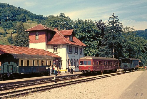 Ottenhofen_Bahnhof_1972_Gleisbild_Vorfeld_Triebwagen_historisch_Achertalbahn_SWEG_Sudwestdeutsche_Landesverkehrs-GmbH-1.jpg