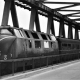 V_200_005_Prototyp_1951-Lauenburg_Elbbrucke_Bahnhof_D.S.G.-DSG_Speisewagen_Tranns_Euro_Nacht_Schlafwagen_Nachtzug_BR_220_005-1