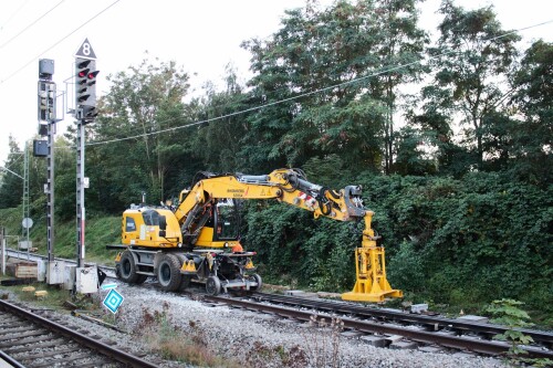 Zwei_Wege_Bagger_Schien_Fahrzeug_Buchen_Bahnhof_Gleisbauarbeiten_Gleis_Umbau_20230916-13.jpg