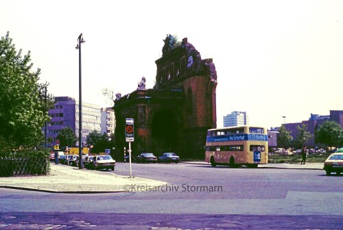 Berlin_1984_Anhalter_Bahnhof_Ruine_Doppeldecker_Bus_Bussing---Kopie.jpg